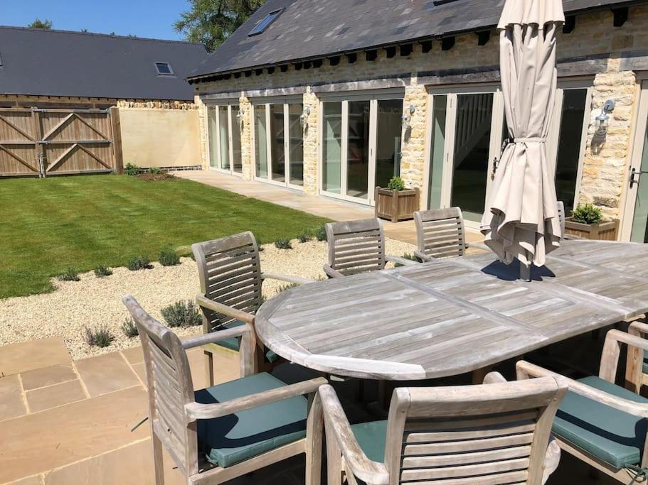 Stone Barn, Contemporary Barn Conversion Cheltenham Exterior photo