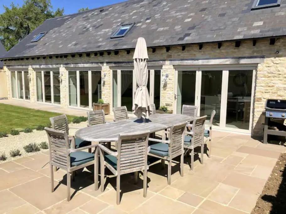 Stone Barn, Contemporary Barn Conversion Cheltenham Exterior photo