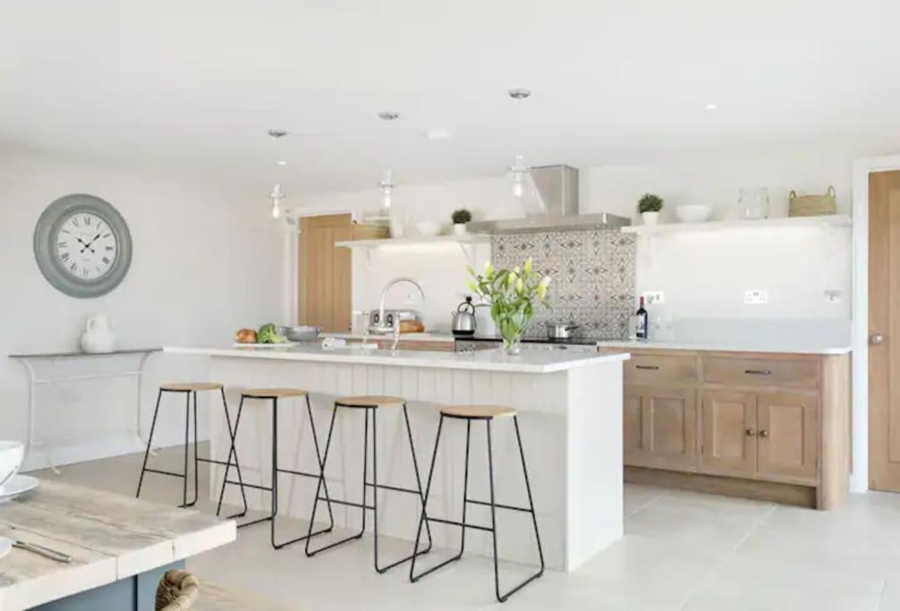 Stone Barn, Contemporary Barn Conversion Cheltenham Exterior photo