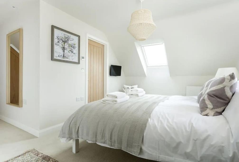 Stone Barn, Contemporary Barn Conversion Cheltenham Exterior photo